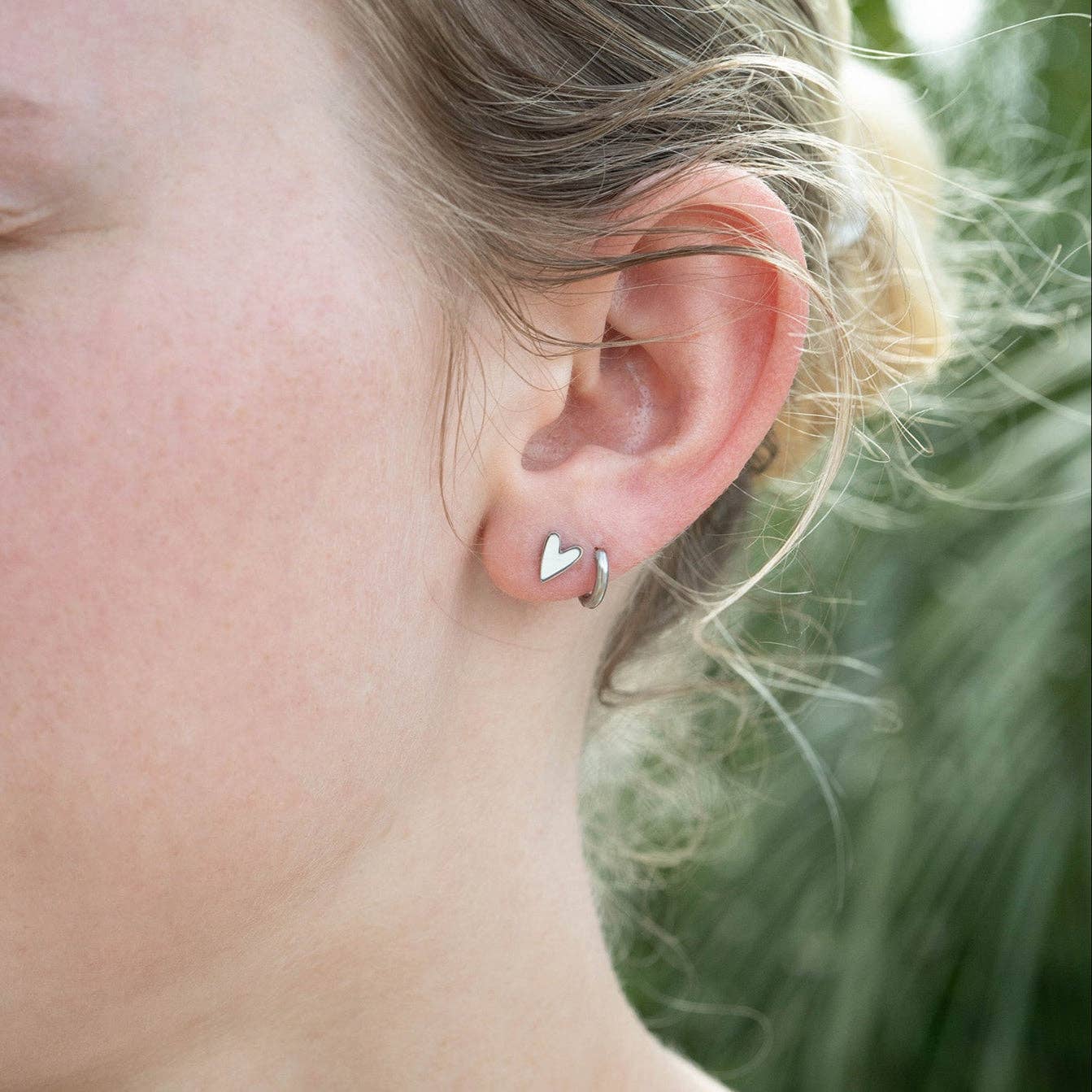 18K Gold PVD Stainless Steel White Heart Stud Earrings: Gold / White