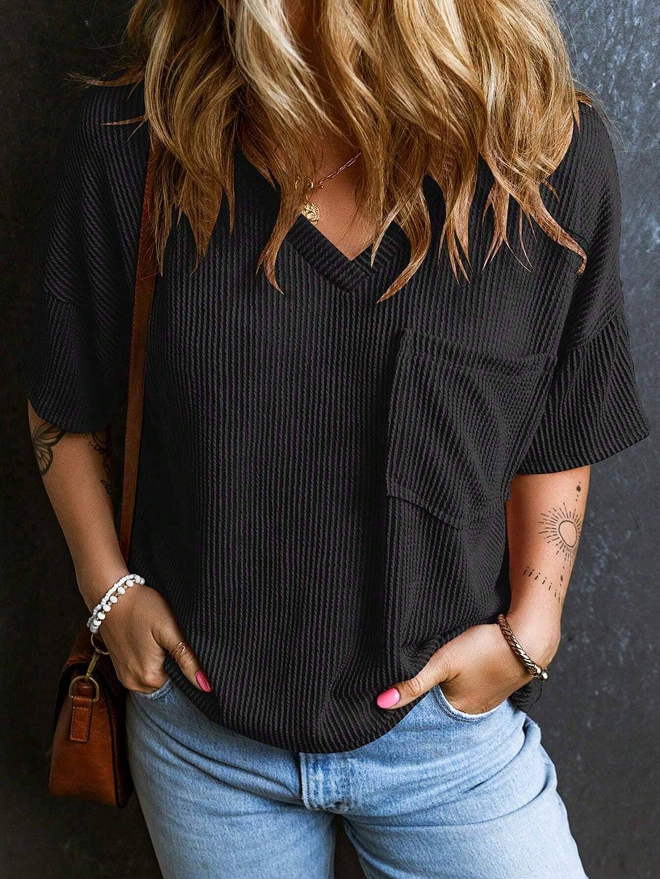 Stylish two-tone twist bullet pocket V-neck top