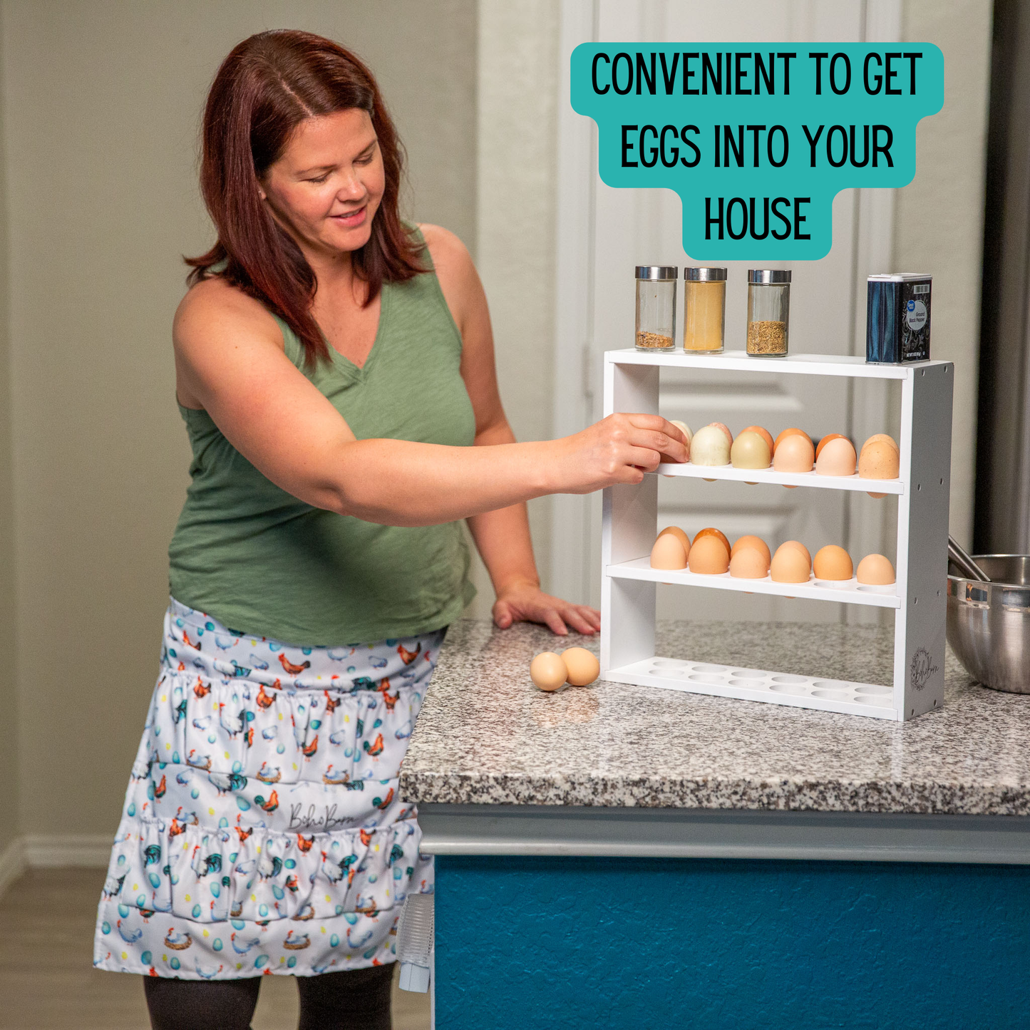 Egg collecting apron with elastic pockets