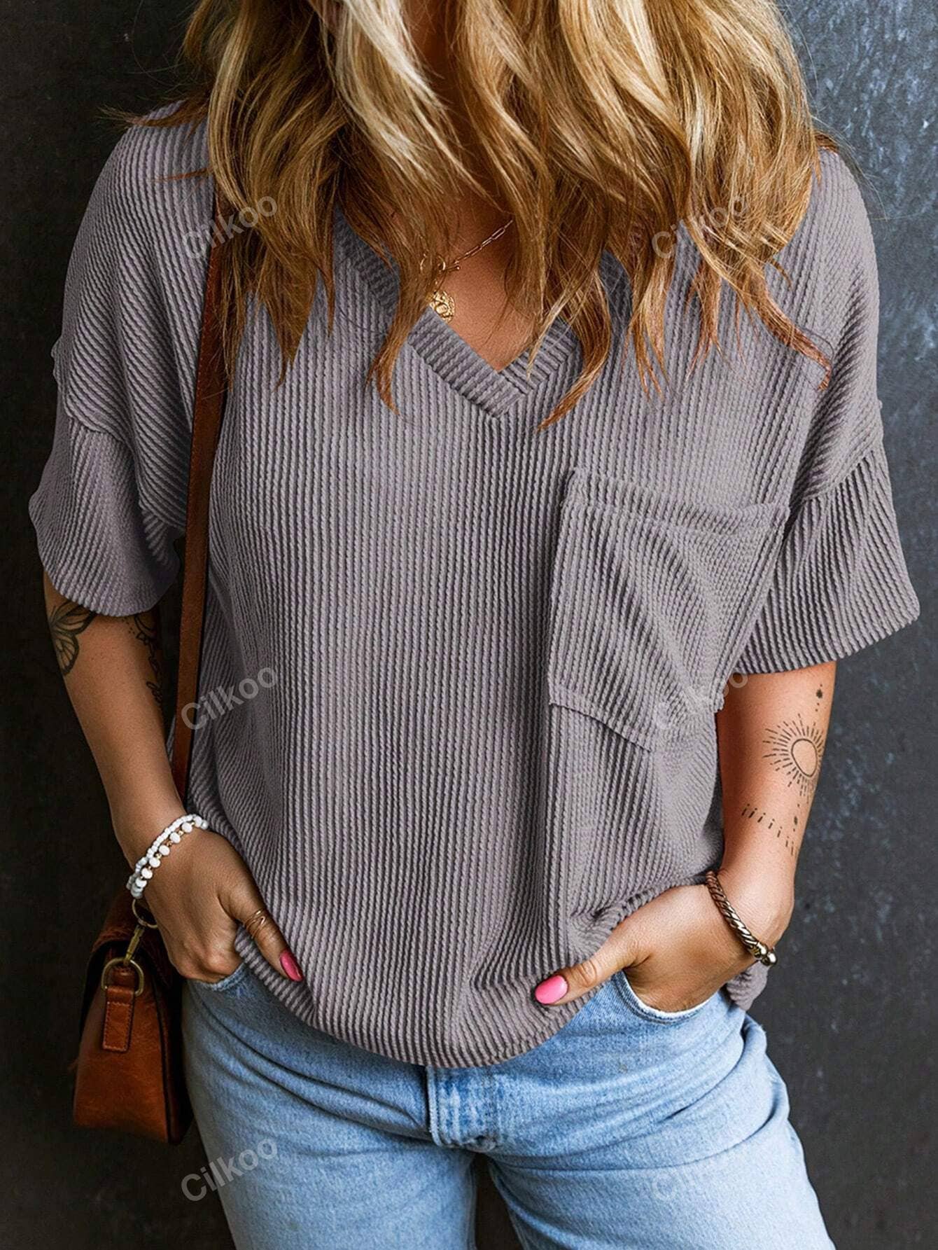 Stylish two-tone twist bullet pocket V-neck top