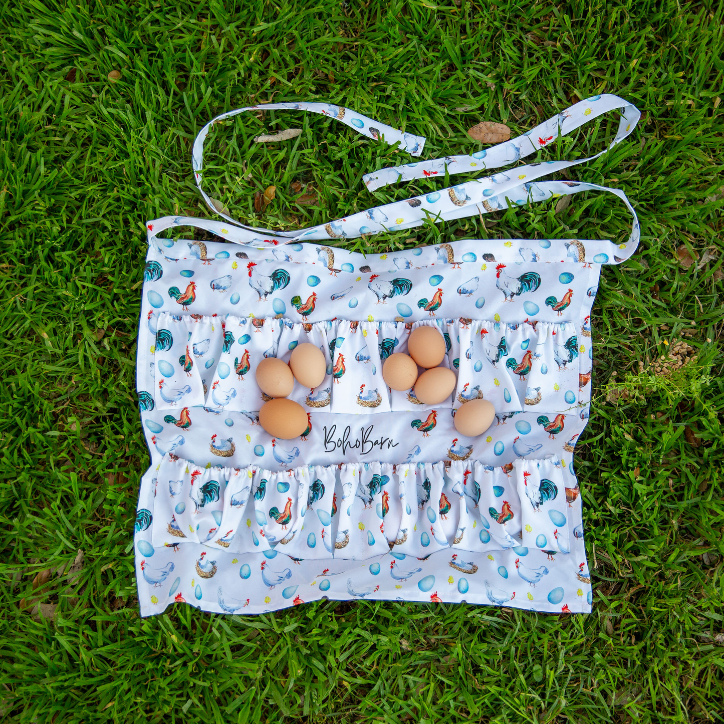 Egg collecting apron with elastic pockets