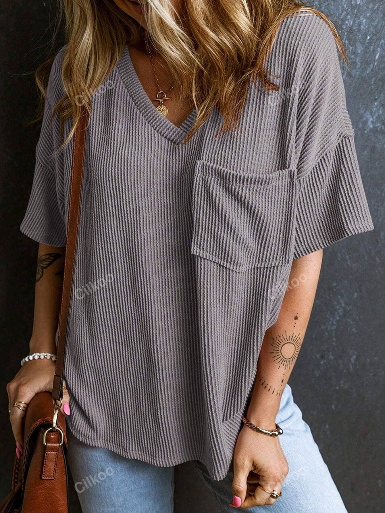 Stylish two-tone twist bullet pocket V-neck top