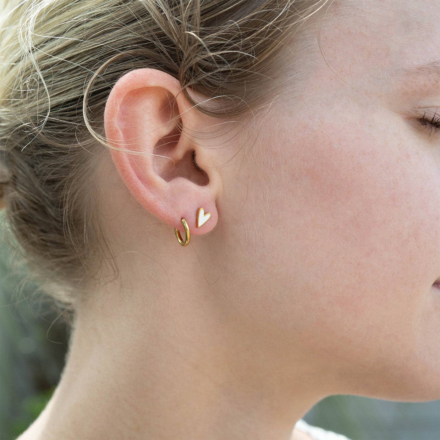 18K Gold PVD Stainless Steel White Heart Stud Earrings: Gold / White