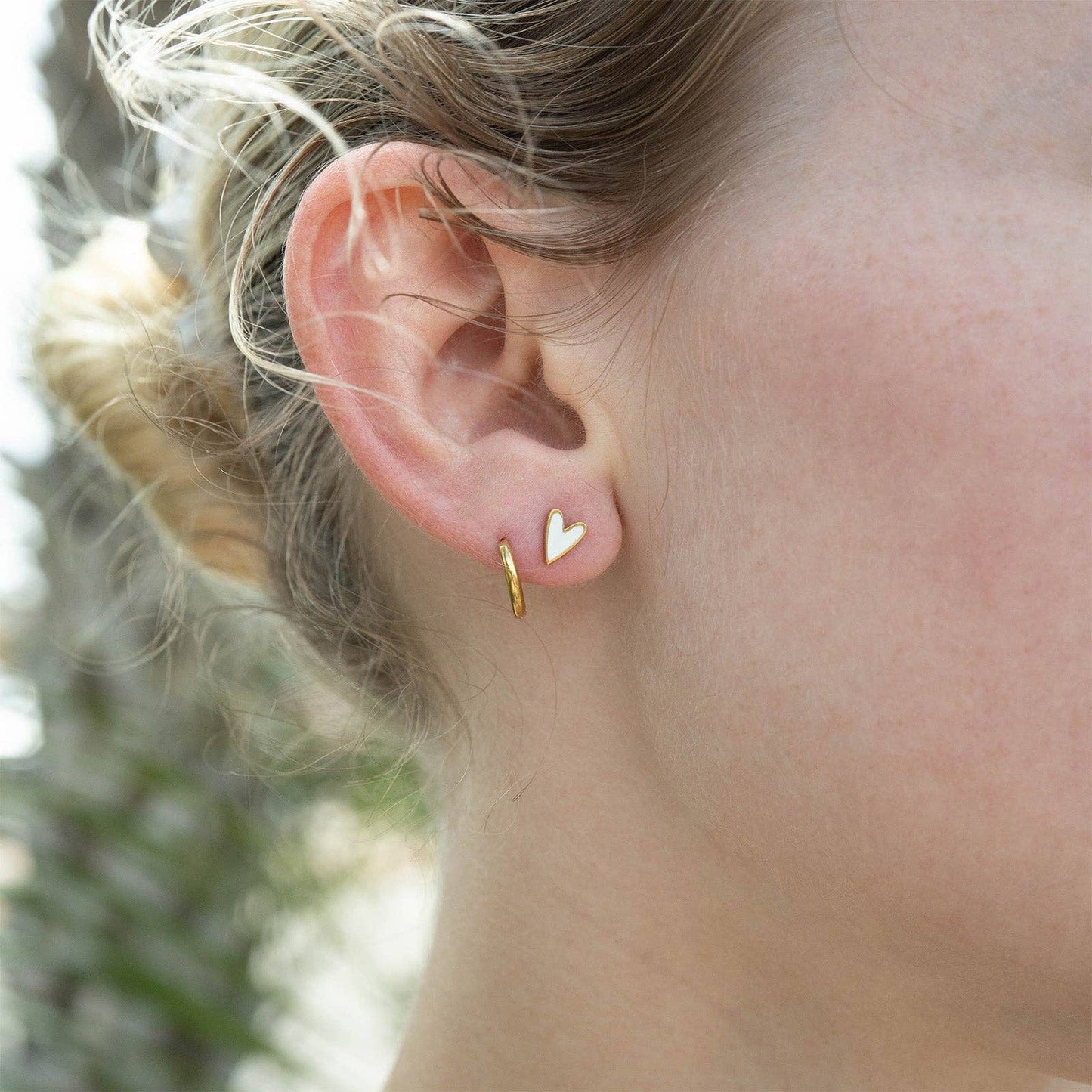 18K Gold PVD Stainless Steel White Heart Stud Earrings: Gold / White